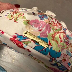 Betsey Johnson cosmetic bag🩷